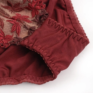 Détails de broderie en dentelle de cette culotte de lingerie rouge vin sexy et fine