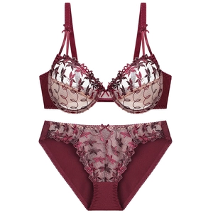 Ensemble de lingerie en dentelle rouge foncé avec broderie florale et culotte assortie