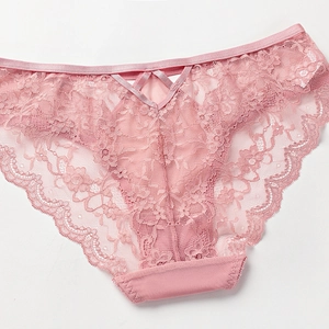 Mutandine in pizzo rosa da donna con dettaglio incrociato a V e ricamo floreale
