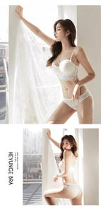 Détail d'un ensemble lingerie en dentelle blanche avec motifs floraux et bretelles fines
