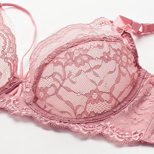 Soutien-gorge en dentelle rose poudré avec motifs floraux et petits nœuds délicats