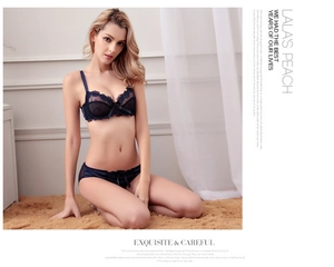 Détail d'un ensemble de lingerie en dentelle bleue avec nœud et broderie fine