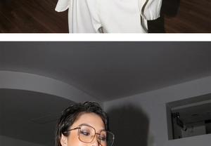 Détail de lunettes en métal doré élégantes portées avec un costume blanc chic