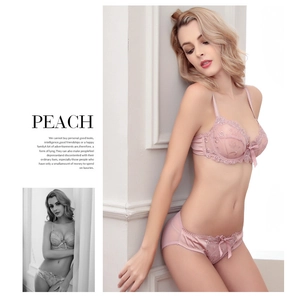 Détails de lingerie en dentelle rose clair avec broderie florale et texture satinée