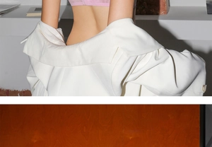 Vue détaillée de lingerie en dentelle rose sous un blazer blanc pour un style élégant