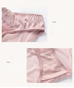 Détails de culotte en dentelle rose avec petit nœud et finitions de couture soignées