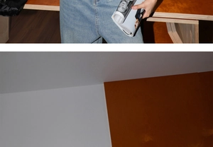 Détail du tissu denim bleu clair et de la coupe droite d'un jean décontracté