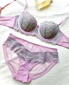 Détail à plat d'un ensemble de lingerie en dentelle lavande et maille florale chic