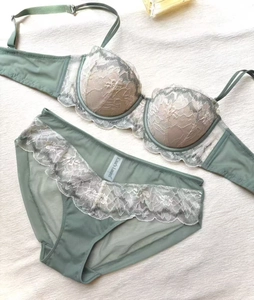 Ensemble de lingerie en dentelle vert vintage avec motifs floraux sur tissu résille