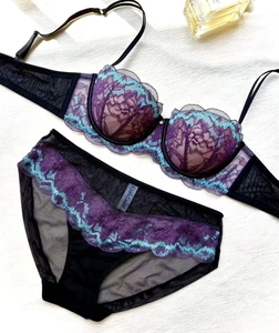 Détail d'un ensemble de lingerie en dentelle florale violette avec contraste en résille