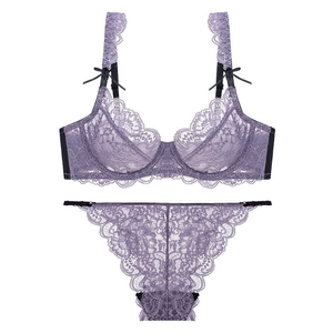 Set lingerie in pizzo lavanda con reggiseno con ferretto e slip coordinati su sfondo bianco