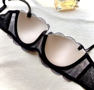 Vue détaillée du soutien-gorge en dentelle avec broderies florales et résille contrastée