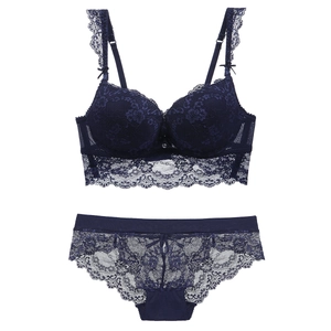 Dessous-Set aus dunkelblauer floraler Spitze mit Push-up-BH und passendem Spitzenhöschen