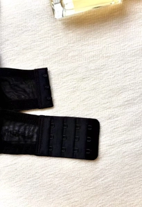 Vue détaillée de la fermeture arrière à quatre rangées d'un ensemble de lingerie en dentelle