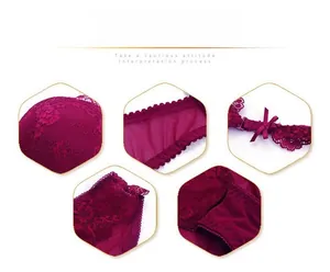 Vista dettagliata del reggiseno in pizzo magenta con motivi floreali e fiocco