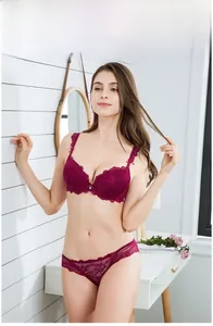Dettaglio del set lingerie in pizzo bordeaux con ricami eleganti e perla decorativa