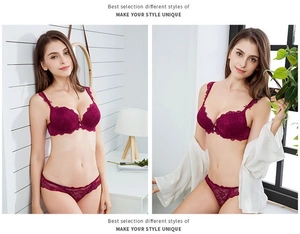 Dettagli del set reggiseno in pizzo rosso scuro con motivi floreali e spalline in pizzo