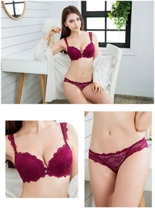 Vista dettagliata del set di lingerie in pizzo bordeaux con reggiseno push-up e slip