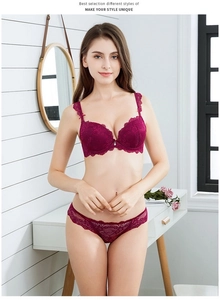 Dettaglio di un set di lingerie in pizzo bordeaux con reggiseno e slip coordinati