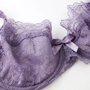 Soutien-gorge élégant en dentelle lavande avec motifs floraux, armatures et nœud