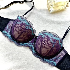Ensemble soutien-gorge en dentelle française brodé de fleurs violettes et bleues
