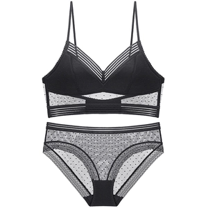 Vue à plat du bralette en dentelle noire avec maille à pois et culotte assortie