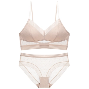 Détail d'un ensemble bralette en dentelle française avec tulle à pois et bordure dentelle