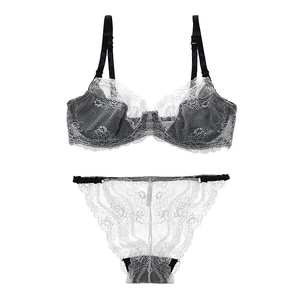 Détail d'un ensemble de lingerie en dentelle française avec soutien-gorge gris et culotte
