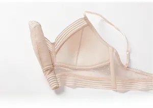 Détail d'une brassière beige sans armature en mesh à pois avec bandes élastiques rayées