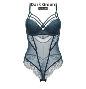 Détail de la dentelle florale vert foncé et du mesh transparent sur un body sexy