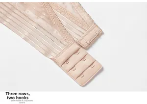 Détail de la fermeture dos d'une brassière en dentelle avec 3 rangées de 2 crochets chair