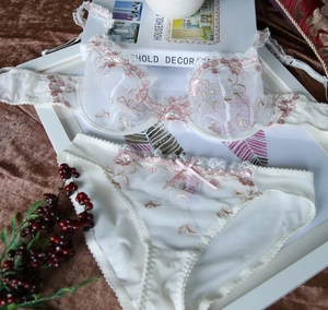 Ensemble lingerie française en dentelle blanche avec broderies florales et résille