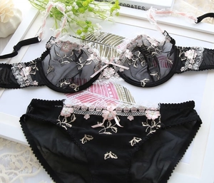 Ensemble de lingerie en dentelle noire avec broderie florale, soutien-gorge et culotte