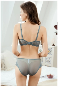Vue arrière d'un ensemble de lingerie en dentelle bleu-gris avec bretelles réglables