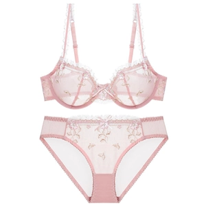 Ensemble lingerie dentelle rose sexy avec broderie florale et détails nœud sur fond blanc