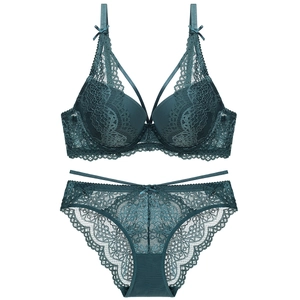 Conjunto de lencería de encaje verde oscuro con sujetador push-up y braga floral a juego