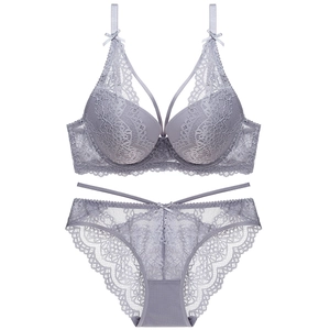 Elegante conjunto de lencería de encaje lavanda con sujetador push-up y braga a juego