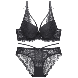 Conjunto de lencería de encaje negro con sujetador push-up y detalles florales