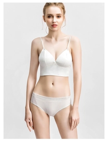 Detail eines weißen nahtlosen Triangel-BHs mit tiefem U-Rücken und Spitzenunterwäsche-Set