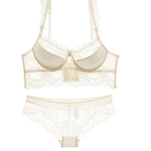 Ensemble de lingerie en dentelle crème élégante avec soutien-gorge à armatures et culotte