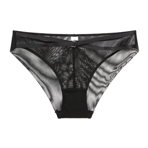 Detailansicht des schwarzen Netzhöschen mit floraler Spitze und dekorativem Metallring