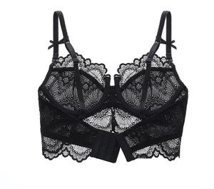Détail du dos d'un soutien-gorge en dentelle noire avec agrafes et nœuds décoratifs
