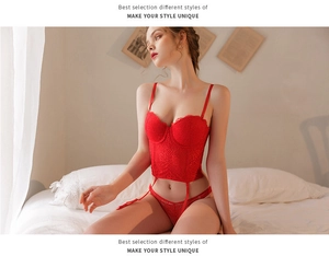 Détail du corset en dentelle rouge avec bretelles réglables et culotte assortie en chambre