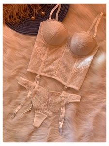 Vue détaillée d'un ensemble de lingerie corset en dentelle blanche avec porte-jarretelles