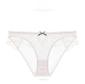 Detail von weißem Netz-Spitzen-Slip mit Kontrastschleife und Wellensaum-Details