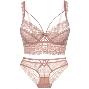 Détails de l'ensemble bralette et culotte en dentelle florale rose poudré