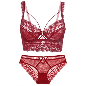 Vue détaillée de l'ensemble lingerie en dentelle rouge foncé avec dentelle cils