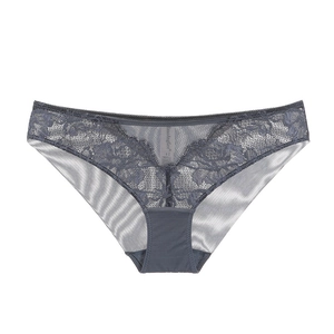 Dettaglio della trama in pizzo floreale su slip grigio scuro con elastico in vita morbido