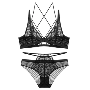 Détails de l'ensemble de lingerie en dentelle noire avec broderie florale et lanières