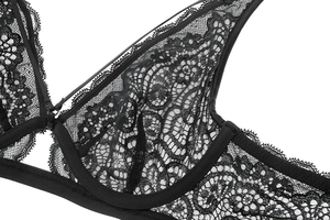 Gros plan d'un soutien-gorge en dentelle noire avec broderie florale et détails